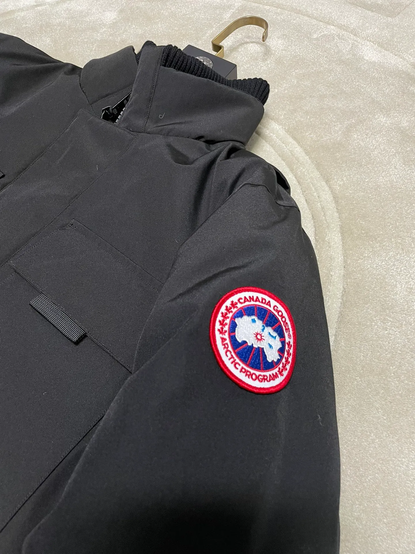 P800 forester men's new model black 24 models Canada Goose (Canada Goose) Men's model xs-xxl The highest version on the market! 🔥 Recommendation of single product for autumn and winter hard goods # Produced by OEM canada goose # The Canadian brand canada goose has always been recognized as the warmest down jacket, and its existence can often be seen in the winter street photos of various celebrities. I make Canada Goose every year, but I still can’t get rid of my love for it. No matter how cold the weather is, there’s no need to be afraid! Because this year, as always, we will provide you with ruthless goods and prepare large quantities of goods. I believe that the market has become a bit chaotic, but we are not afraid. Only good things are competitive, not comparing prices! No one is stupid enough to quote a high price and send old customers away! Look at price in the short term and quality in the long term! If you care about quality, please respect its price! If what you want is cheap, please don't expect good quality! You get what you pay for, this is the rule of the market! We really value quality. It is only worn by the one who understands you! Filling content: 90 international standard duck down! I won’t say much more, everyone sells their own goods! Regarding the down content, you can feel it with your hands. There is nothing wrong with good down. Another customer said that the clothes are very light, but the ones on the market are very heavy. For us insiders, adding some filament to the clothes will make them look bulging and heavy. But we won't do that! 🔥Pure original fidelity! 🔥Everyone who has been cooperating with us in the past few years knows that the large-scale wholesale market products are incomparable to us. You are welcome to visit the brick cabinet and then come to my home to buy! It is the legendary warmest down jacket. A goose and a single layer of clothing can withstand minus 20 degrees Celsius! Known as a must-have for Arctic outdoor sports! The most popular down jacket in the world, celebrities are rushing to buy it, it is a must-have!